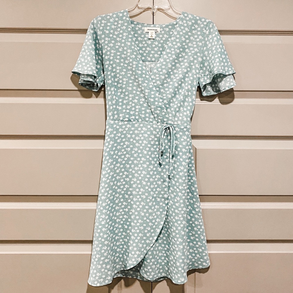 Cute Monteau spring dress! Only worn once very comfy and lightweight :)